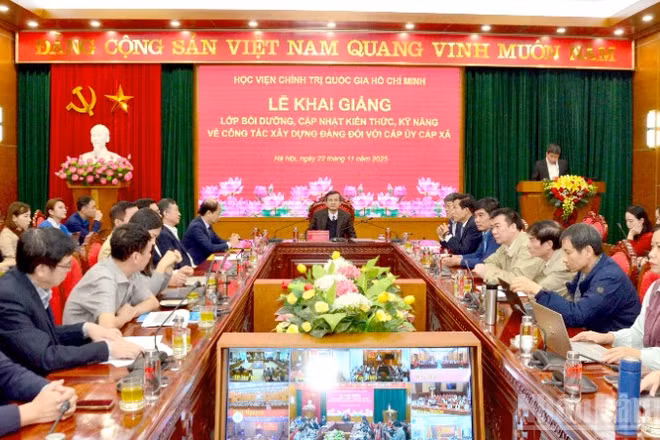 Quang cảnh Lễ khai giảng Lớp bồi dưỡng, cập nhật kiến thức, kỹ năng về công tác xây dựng Đảng đối với cấp ủy cấp xã. (Ảnh: PHẠM CƯỜNG)