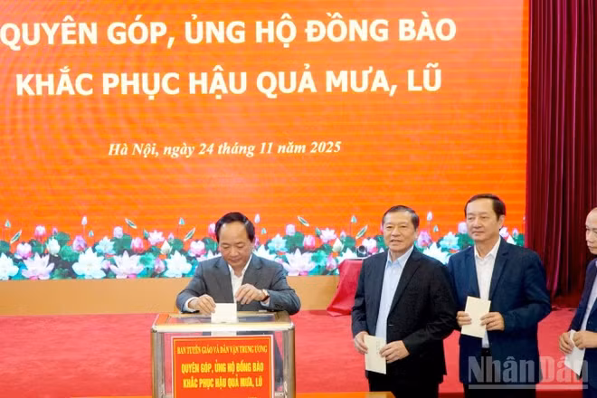 Đồng chí Trịnh Văn Quyết, Bí thư Trung ương Đảng, Trưởng ban Tuyên giáo và Dân vận Trung ương quyên góp, ủng hộ đồng bào khắc phục hậu quả mưa, lũ. (Ảnh: PHẠM CƯỜNG)