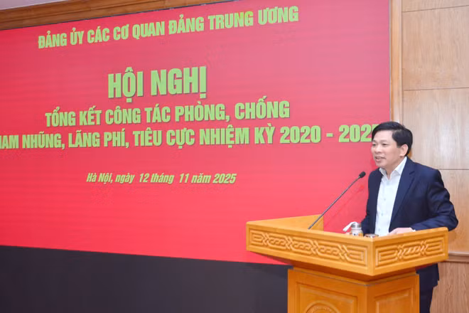 Đồng chí Đặng Văn Dũng, Phó Trưởng ban Nội chính Trung ương phát biểu tại hội nghị. (Ảnh: PHẠM CƯỜNG)