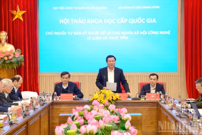 Đồng chí Nguyễn Xuân Thắng, Ủy viên Bộ Chính trị, Giám đốc Học viện Chính trị quốc gia Hồ Chí Minh, Chủ tịch Hội đồng Lý luận Trung ương phát biểu tại Hội thảo. (Ảnh: PHẠM CƯỜNG)