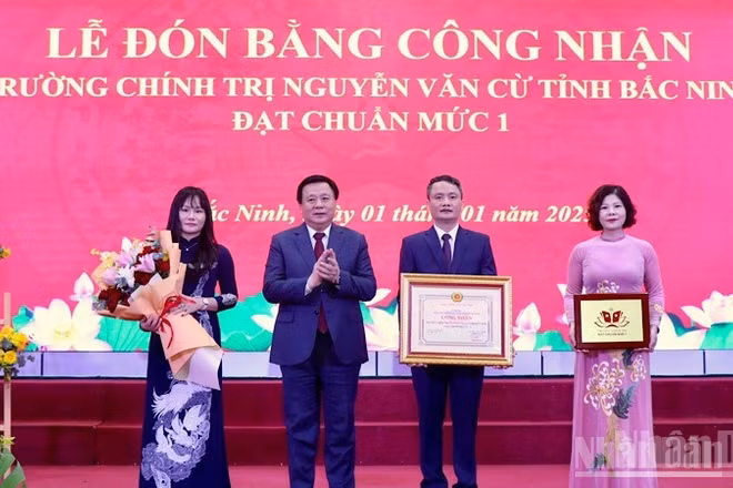Đồng chí Nguyễn Xuân Thắng, Ủy viên Bộ Chính trị, Giám đốc Học viện Chính trị quốc gia Hồ Chí Minh, Chủ tịch Hội đồng Lý luận Trung ương trao Bằng công nhận và chúc mừng Trường Chính trị Nguyễn Văn Cừ tỉnh Bắc Ninh đạt chuẩn mức 1. (Ảnh: AN TRÂN)
