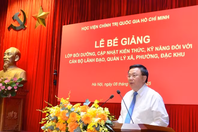 Đồng chí Nguyễn Xuân Thắng, Ủy viên Bộ Chính trị, Giám đốc Học viện Chính trị quốc gia Hồ Chí Minh, Chủ tịch Hội đồng Lý luận Trung ương phát biểu bế giảng. (Ảnh: PHẠM CƯỜNG)