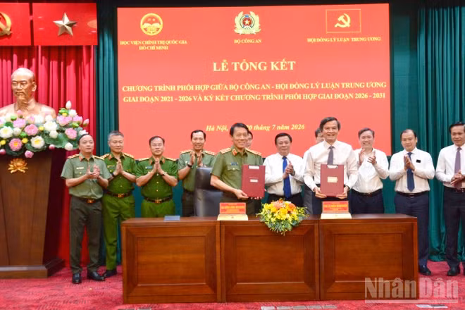 Đại tướng Lương Tam Quang, Ủy viên Bộ Chính trị, Bộ trưởng Công an và đồng chí Đoàn Minh Huấn, Ủy viên Bộ Chính trị, Giám đốc Học viện Chính trị quốc gia Hồ Chí Minh ký kết chương trình phối hợp giai đoạn 2026-2031. (Ảnh: PHẠM CƯỜNG)