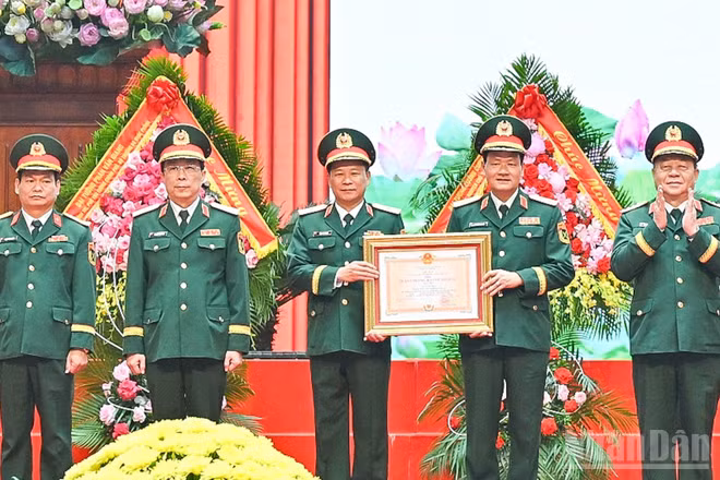 Thừa ủy quyền của Chủ tịch nước, Đại tướng Nguyễn Trọng Nghĩa trao Huân chương Bảo vệ Tổ quốc hạng Nhất tặng Cục Tuyên huấn vào ngày 11/5/2026. (Ảnh: THẾ ĐẠI)