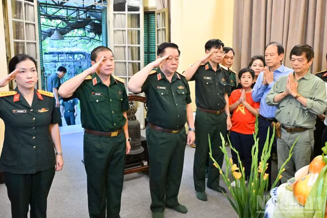 Đại tướng Nguyễn Trọng Nghĩa và các đại biểu dành phút mặc niệm tưởng nhớ Đại tướng Võ Nguyên Giáp. (Ảnh: THẾ ĐẠI)