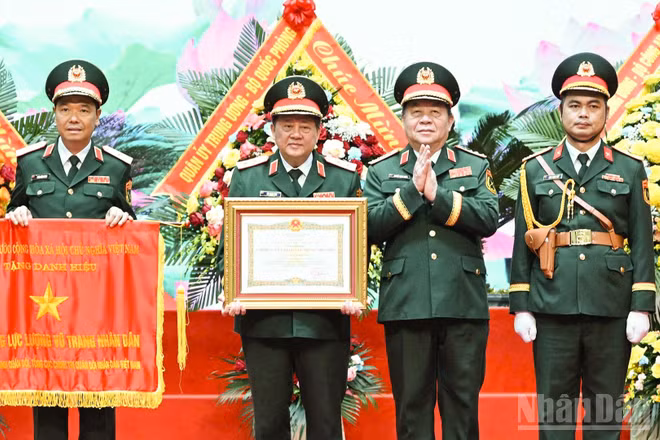 Đại tướng Nguyễn Trọng Nghĩa trao danh hiệu Anh hùng Lực lượng vũ trang nhân dân của Chủ tịch nước tặng Cục Bảo vệ an ninh Quân đội. (Ảnh: THẾ ĐẠI)