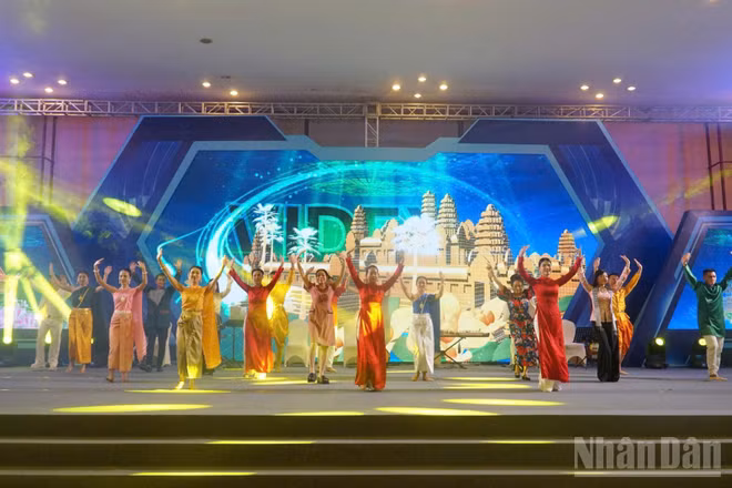 Đoàn văn công Quân khu 9 trình diễn tiết mục văn nghệ giao lưu các điệu múa truyền thống hai nước. (Ảnh: Bộ Quốc phòng)