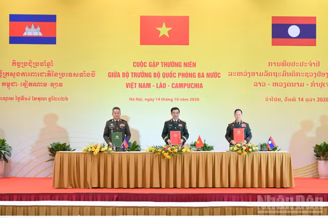 Ký Biên bản Cuộc gặp thường niên giữa Bộ trưởng Quốc phòng ba nước Việt Nam-Lào-Campuchia. (Ảnh: THẾ ĐẠI)