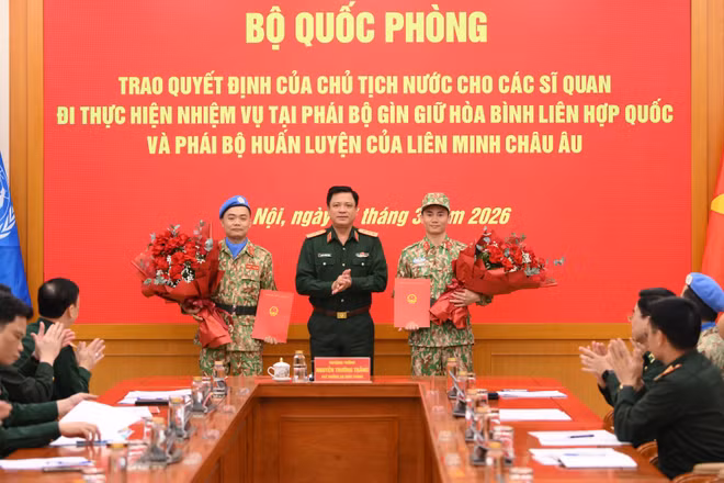 Thượng tướng Nguyễn Trường Thắng, Ủy viên Trung ương Đảng, Ủy viên Quân ủy Trung ương, Thứ trưởng Quốc phòng trao quyết định cho hai sĩ quan.