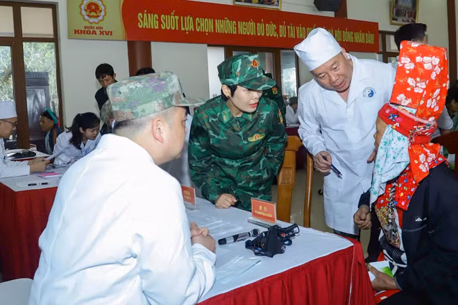 Đông đảo nhân dân tới tham dự chương trình khám chữa bệnh.