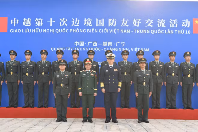 Đại tướng Phan Văn Giang và Thượng tướng Đổng Quân tại Đại đội Biên phòng Đông Hưng.