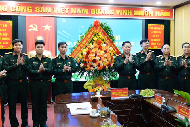 Đại tướng Nguyễn Trọng Nghĩa thăm, chúc mừng Ban Thanh niên Quân đội.