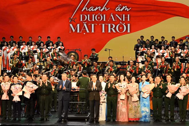 Tổng Bí thư Tô Lâm; Chủ tịch Quốc hội Trần Thanh Mẫn cùng các đồng chí lãnh đạo Đảng, Nhà nước dự chương trình nghệ thuật "Thanh âm dưới ánh mặt trời". 