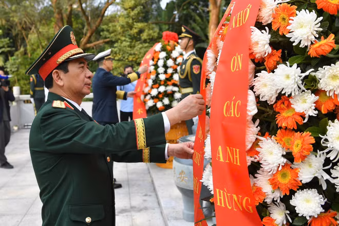 Đại tướng Phan Văn Giang và Thượng tướng Đổng Quân cùng các đại biểu đã dâng vòng hoa trước Đài tưởng niệm liệt sĩ cách mạng nhân dân Việt-Trung.