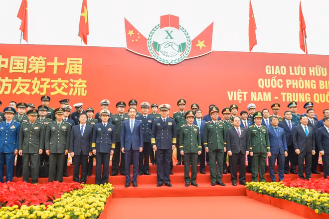 Đại tướng Phan Văn Giang, Ủy viên Bộ Chính trị, Phó Bí thư Quân ủy Trung ương, Bộ trưởng Quốc phòng cùng Đoàn đại biểu Quốc phòng Việt Nam và Thượng tướng Đổng Quân, Bộ trưởng Quốc phòng nước Cộng hòa Nhân dân Trung Hoa và Đoàn đại biểu Trung Quốc. 