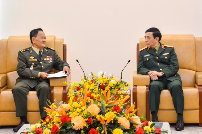 Đại tướng Phan Văn Giang, Ủy viên Bộ Chính trị, Phó Bí thư Quân ủy Trung ương, Bộ trưởng Quốc phòng tiếp Đại tướng Prum Din, Quốc vụ khanh Bộ Quốc phòng Vương quốc Campuchia.