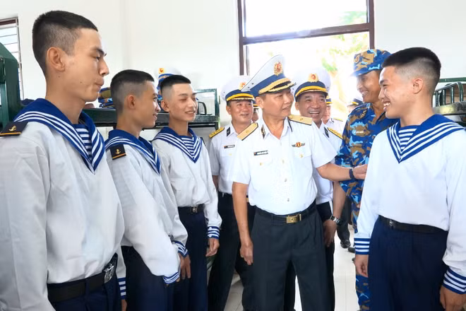 Chuẩn Đô đốc Nguyễn Anh Tuấn, Tư lệnh Vùng 4 Hải quân thăm động viên chiến sĩ mới tại Trung tâm Huấn luyện.