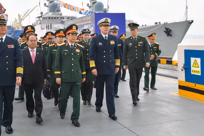 Đại tướng Phan Văn Giang, Ủy viên Bộ Chính trị, Phó Bí thư Quân ủy Trung ương, Bộ trưởng Quốc phòng và Thượng tướng Đổng Quân, Bộ trưởng Quốc phòng Trung Quốc tham dự Lễ khởi hành Tuần tra liên hợp, Huấn luyện liên hợp trên vùng biển Vịnh Bắc Bộ giữa Hải quân hai nước tại Cảng Phòng Thành (Trung Quốc).
