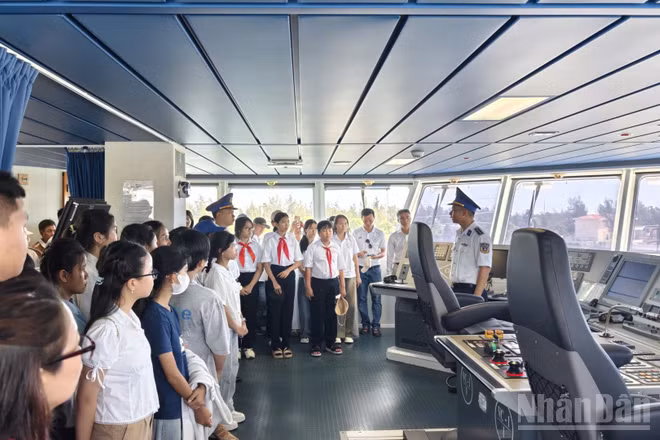 Các em học sinh tham quan tàu Cảnh sát biển tại Bộ Tư lệnh Vùng Cảnh sát biển. (Ảnh: ĐỨC TĨNH)