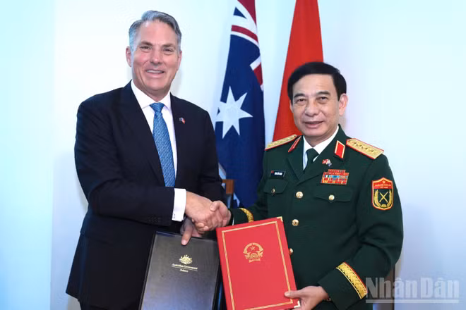 Đại tướng Phan Văn Giang và Phó Thủ tướng, Bộ trưởng Richard Marles ký kết cập nhật Tuyên bố Tầm nhìn chung về thúc đẩy hợp tác quốc phòng giữa Bộ Quốc phòng hai nước. (Ảnh: THU TRANG)