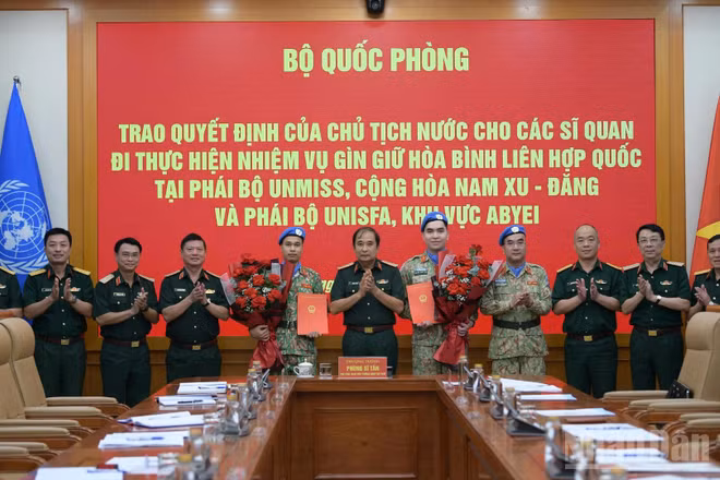 Thượng tướng Phùng Sĩ Tấn cùng các đại biểu tại buổi lễ.