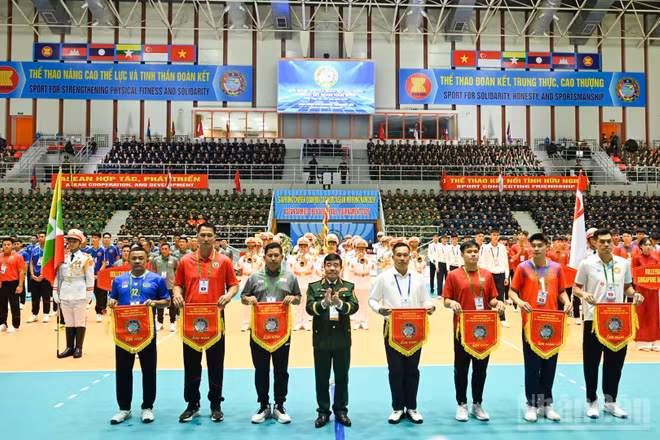 Trung tướng Nguyễn Bá Lực, Phó Tổng Tham mưu trưởng Quân đội nhân dân Việt Nam, Trưởng Ban tổ chức trao cờ lưu niệm tặng đại diện các đội tham dự. 