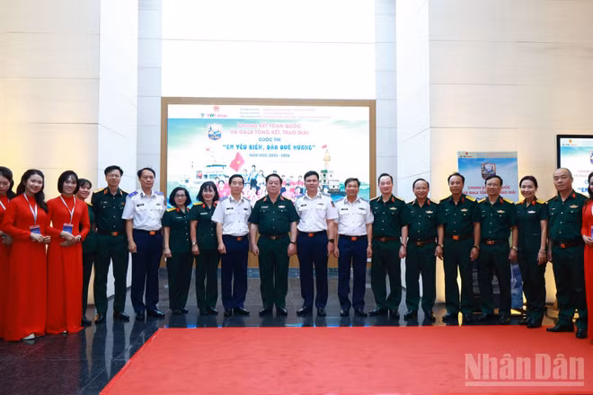 Đại tướng Nguyễn Trọng Nghĩa, Ủy viên Bộ Chính trị, Bí thư Trung ương Đảng, Ủy viên Thường vụ Quân ủy Trung ương, Chủ nhiệm Tổng cục Chính trị Quân đội nhân dân Việt Nam cùng các đại biểu tại cuộc thi.
