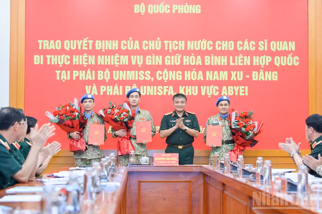 Thượng tướng Nguyễn Văn Hiền, Ủy viên Trung ương Đảng, Thứ trưởng Quốc phòng trao Quyết định của Chủ tịch nước cho các sĩ quan đi thực hiện nhiệm vụ gìn giữ hòa bình Liên hợp quốc.
