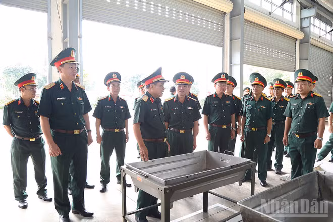 Đoàn công tác Tổng cục Hậu cần-Kỹ thuật kiểm tra trạm bảo dưỡng sửa chữa tổng hợp tại Khu kỹ thuật của Trung đoàn 48, Sư đoàn 320, Quân đoàn 34. (Ảnh: QUỲNH HƯƠNG)