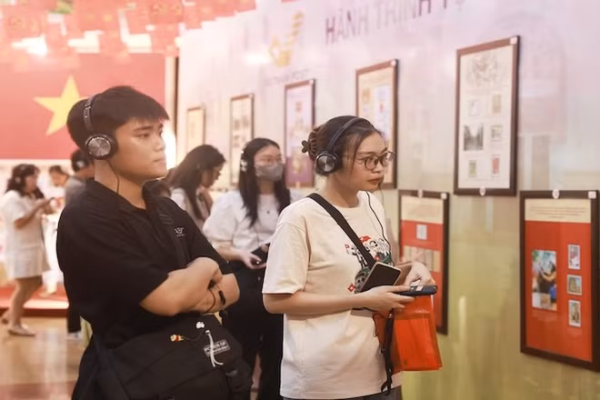 Các bạn trẻ tham gia trải nghiệm “Hành trình tự hào - Gửi cả niềm tin”.