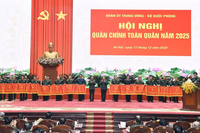 Lãnh đạo Bộ Quốc phòng trao Cờ thi đua tặng các đơn vị.