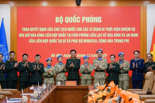Thượng tướng Nguyễn Trường Thắng cùng lãnh đạo Cục Gìn giữ hòa bình Việt Nam và các sĩ quan nhận quyết định chụp ảnh lưu niệm.