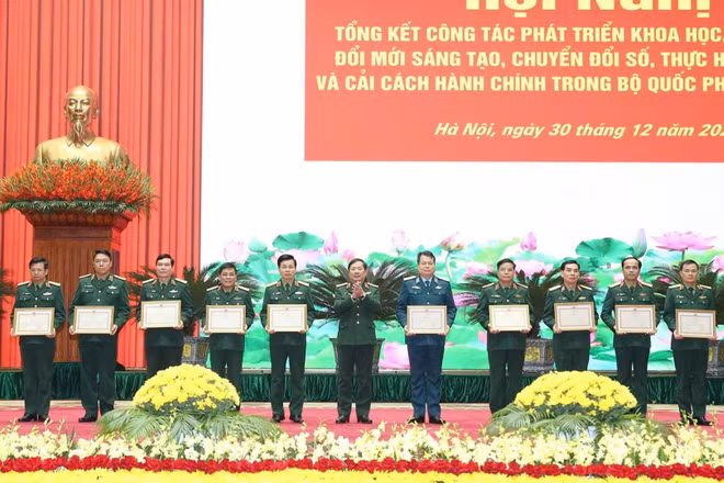 Thượng tướng Lê Huy Vịnh trao Bằng khen của Bộ trưởng Quốc phòng tặng 12 tập thể.