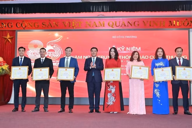 Bộ trưởng Nguyễn Hồng Diên trao tặng Bằng khen của Bộ Công thương cho các tập thể của Báo Công thương.