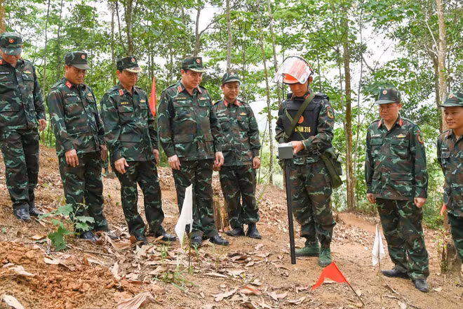 Trung tướng Phạm Đức Duyên kiểm tra công tác rà phá tại thực địa và tặng quà động viên các lực lượng.