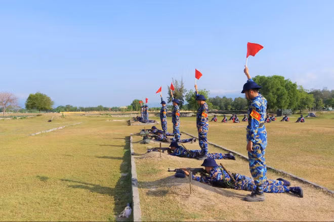Thực hành bắn bài 1 súng tiểu liên AK.