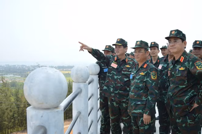 Trung tướng Lê Ngọc Hải, Ủy viên Trung ương Đảng, Tư lệnh Quân khu 5 chỉ đạo lớp tập huấn khảo sát vị trí trên địa bàn tỉnh Quảng Ngãi.