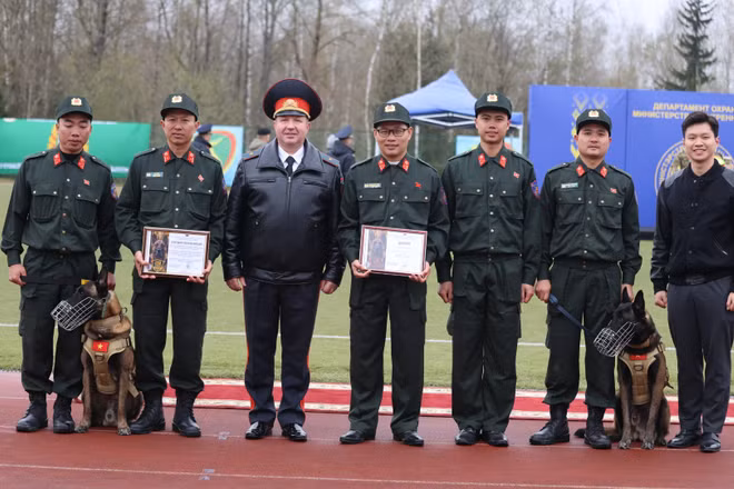 Đội tuyển Cảnh sát cơ động Việt Nam giành giải Ba đồng đội. 