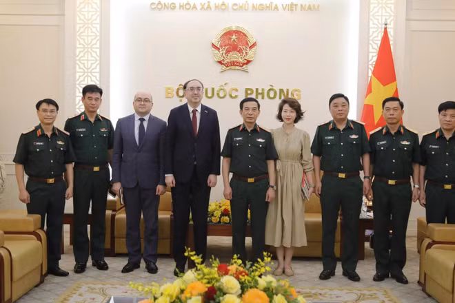 Đại tướng Phan Văn Giang và Đại sứ Suren Baghdasaryan cùng các đại biểu tại buổi tiếp.