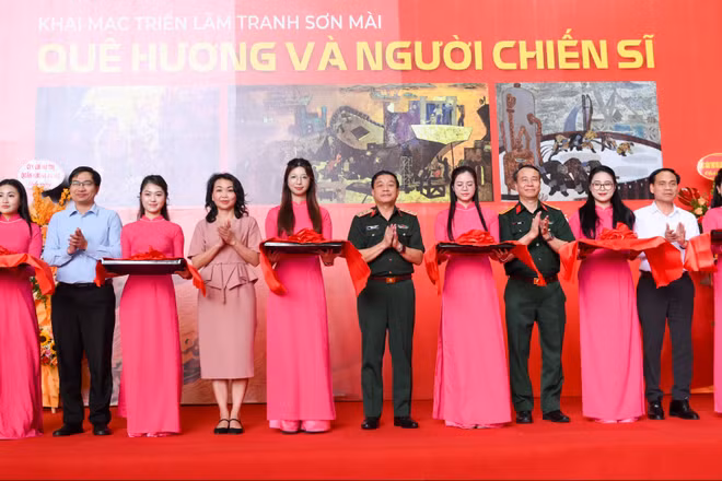Các đại biểu thực hiện nghi thức cắt băng khai mạc triển lãm.