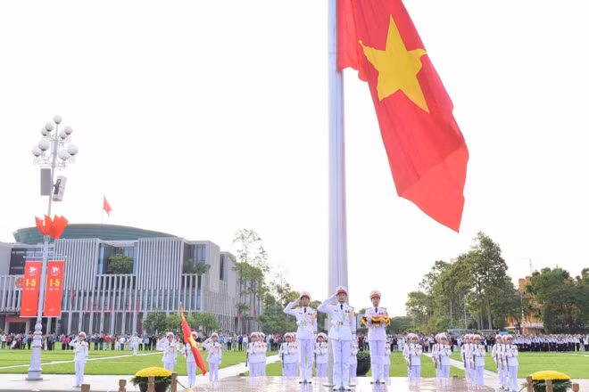 Lễ thượng cờ, chào cờ nào cũng luôn được tiến hành một cách trang nghiêm, trang trọng nhất. Nhưng trong đúng sáng 30/4 lịch sử, không khí buổi lễ lại càng trở nên hào hùng hơn.