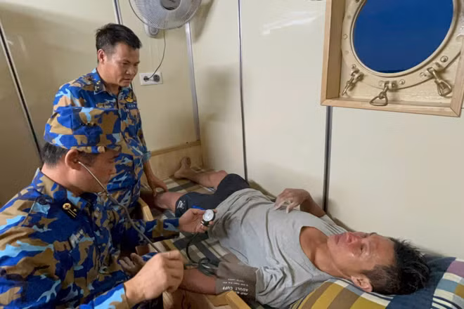 Ông Lê Ngọc Năm, Thuyền trưởng tàu HP 90666TS được cán bộ, chiến sĩ tàu 634, Lữ đoàn 169, Vùng 1 Hải quân kiểm tra sức khỏe.
