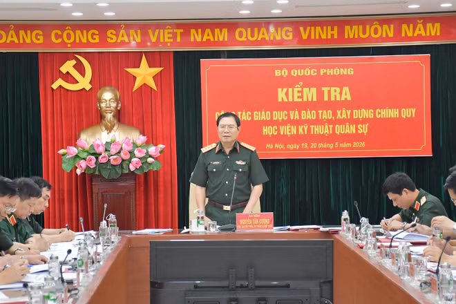 Đại tướng Nguyễn Tân Cương chủ trì buổi kiểm tra. 
