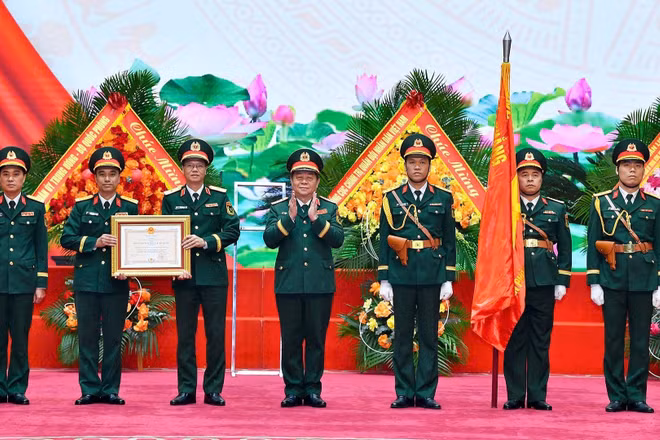 Thừa ủy quyền của Chủ tịch nước, Đại tướng Nguyễn Trọng Nghĩa trao Huân chương Bảo vệ Tổ quốc hạng Nhất tặng Văn phòng Tổng cục Chính trị.