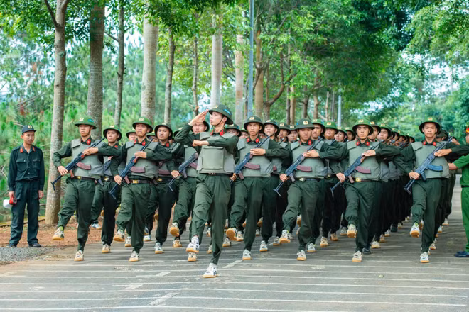 Các chiến sĩ trẻ hăng say luyện tập.