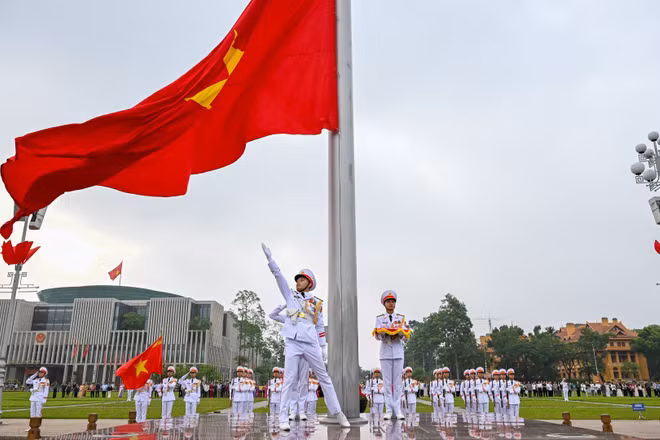 Quốc kỳ tung bay trong nắng sớm.
