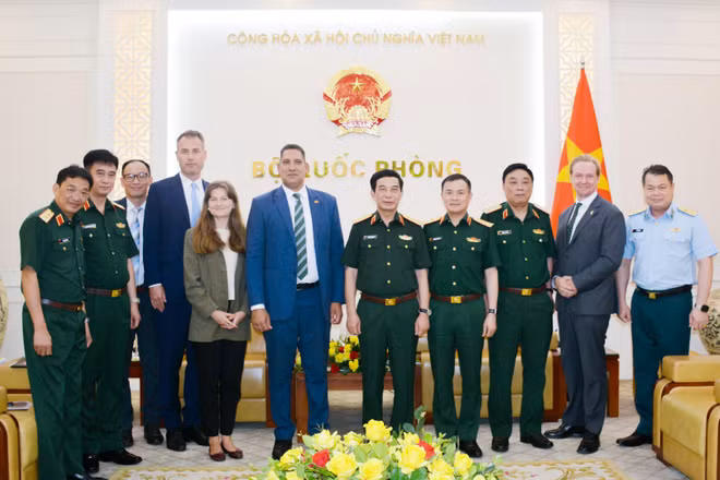 Đại tướng Phan Văn Giang cùng Đại sứ Johan Ndisi và đoàn công tác tại buổi tiếp.