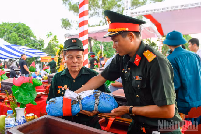 Lễ viếng, truy điệu và an táng 80 hài cốt liệt sĩ quân tình nguyện và chuyên gia Việt Nam hy sinh tại nước Cộng hòa Dân chủ Nhân dân Lào tại Nghĩa trang Liệt sĩ Nghi Lộc, xã Đông Lộc, tỉnh Nghệ An cuối tháng 5/2026. (Ảnh: nhandan.vn)