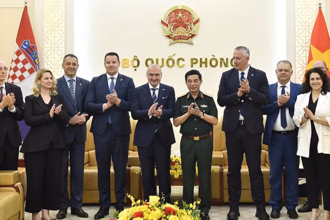 Đại tướng Phan Văn Giang và Bộ trưởng Ngoại giao và các vấn đề châu Âu của Croatia Gordan Grlić Radman cùng đoàn đại biểu tại buổi tiếp.