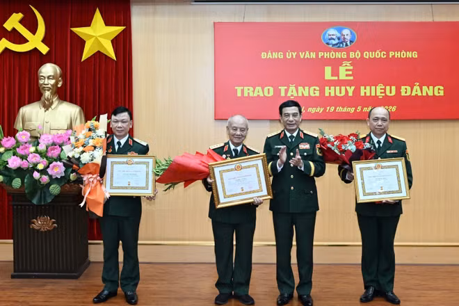 Đại tướng Phan Văn Giang trao tặng Huy hiệu 70 năm tuổi Đảng cho Đại tướng Phạm Văn Trà, nguyên Ủy viên Bộ Chính trị, nguyên Bộ trưởng Quốc phòng; Huy hiệu 40 năm tuổi Đảng cho Thiếu tướng Nguyễn Văn Chính, Phó Chánh Văn phòng Bộ Quốc phòng và Huy hiệu 30 năm tuổi Đảng cho Đại tá Lê Trung Kiên, Phó Tổng Biên tập Cổng Thông tin Điện tử Bộ Quốc phòng.